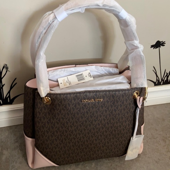 Michael Kors Handbags - Michael Kors Nicole Tote